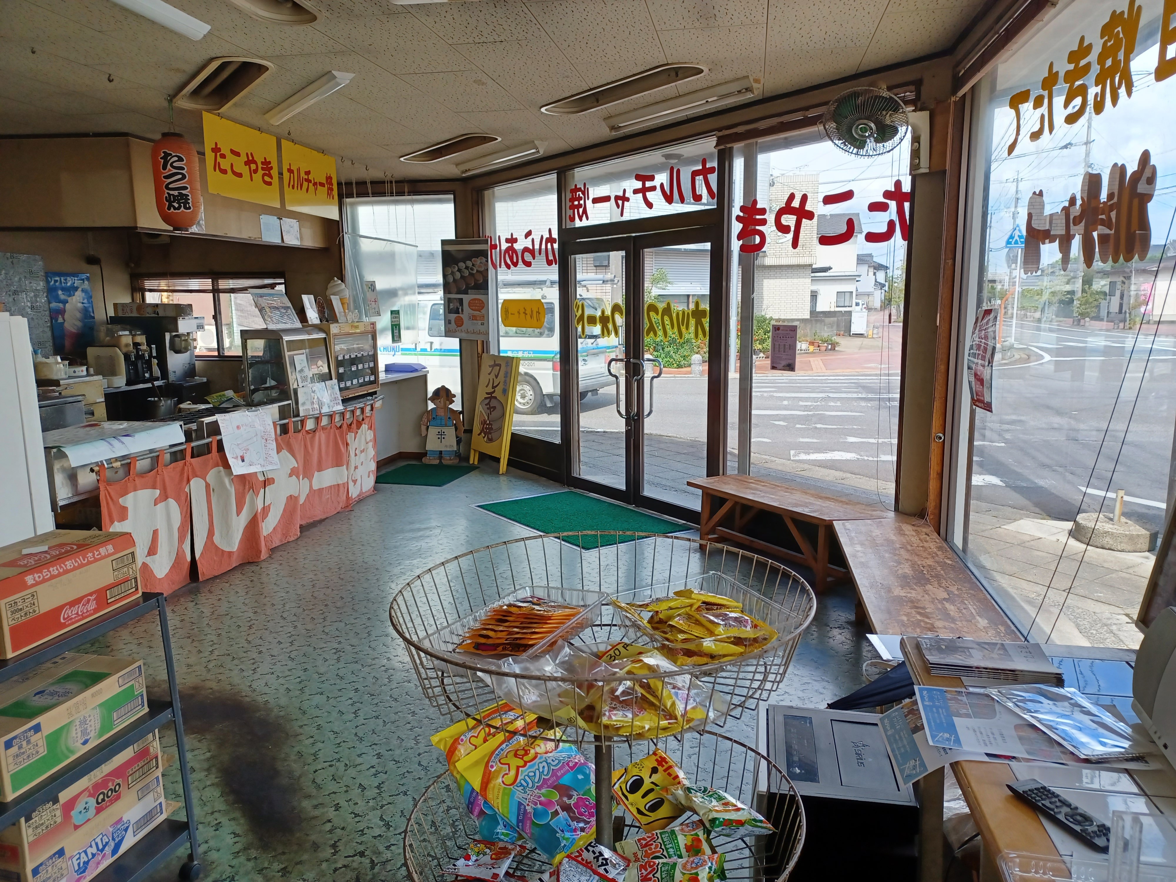 店内の椅子は、カルチャー焼きの焼き上がりまでに待つ用です(イートインスペースはありません)