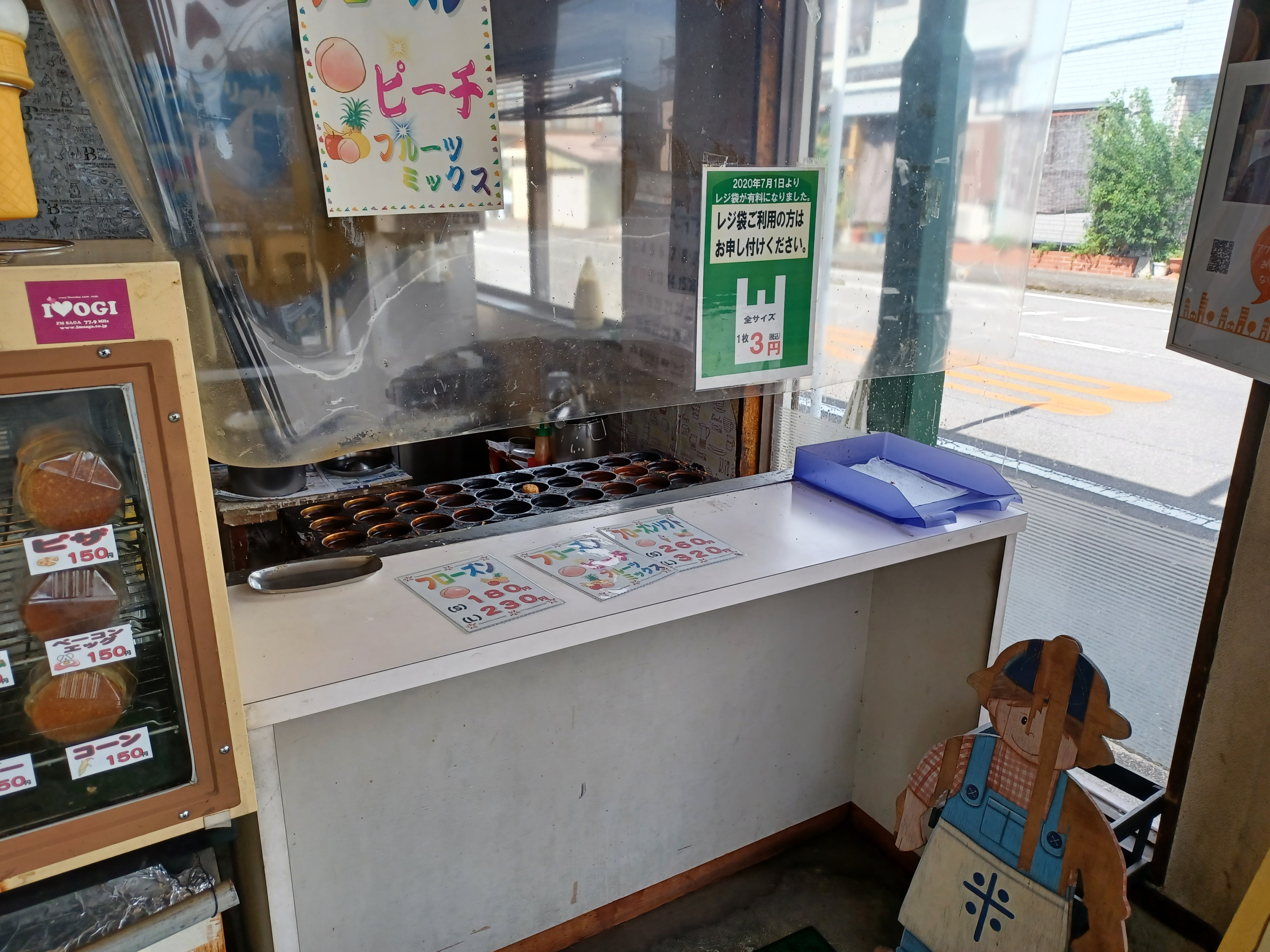 回転焼きのショーケースの右隣がレジです