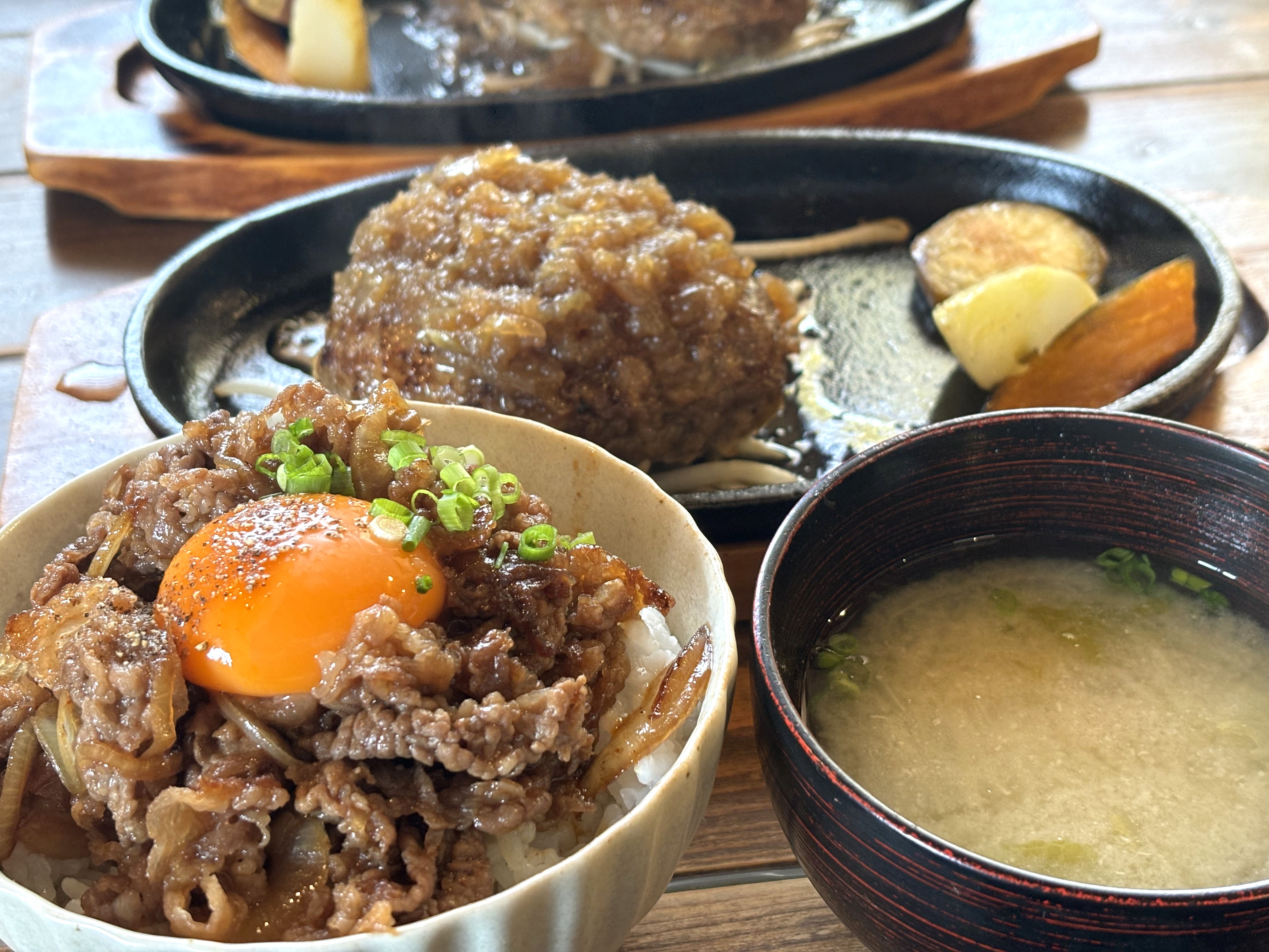 ハンバーグとミニブリスケ丼のセット