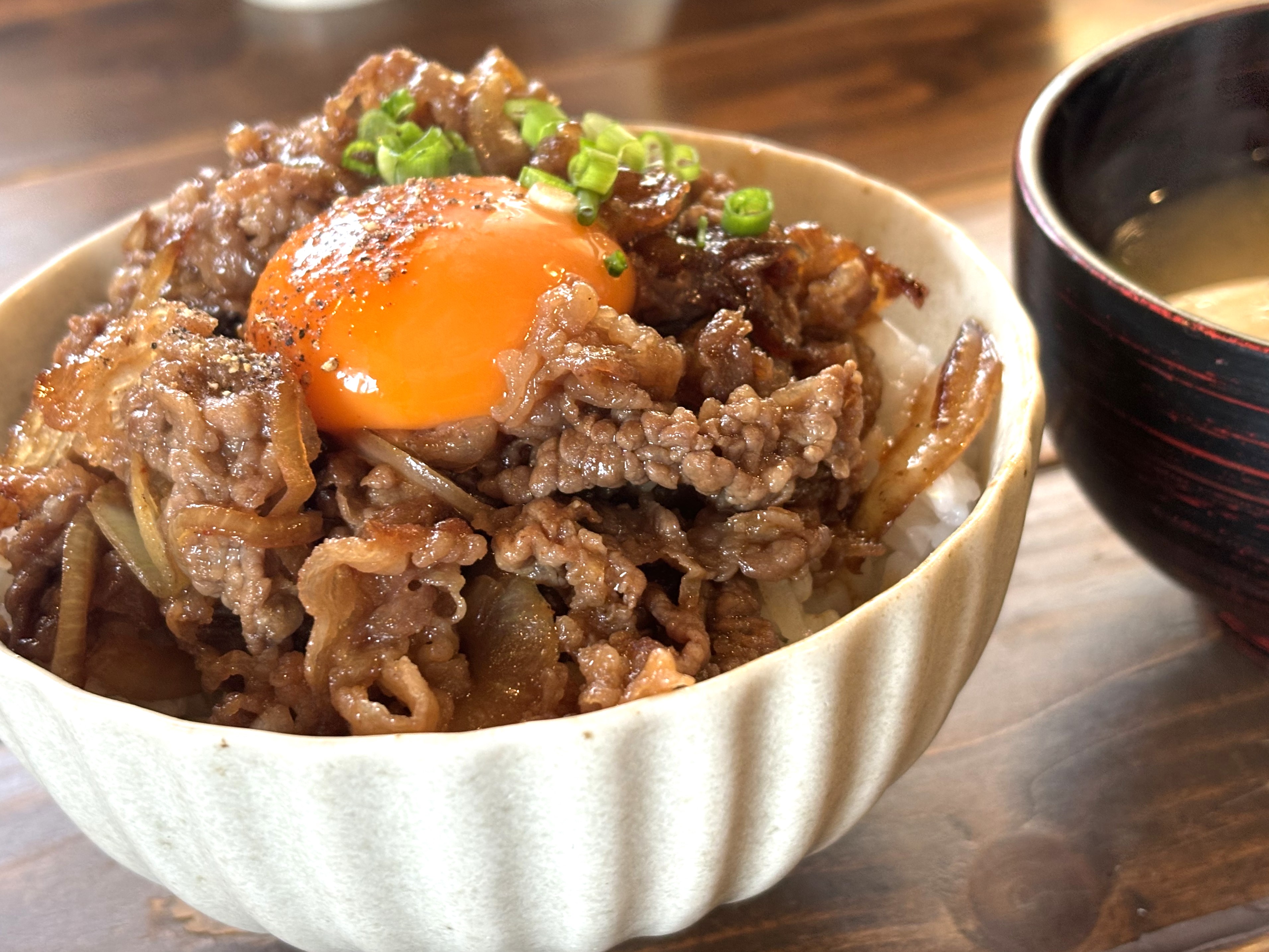 ミニブリスケ丼（卵黄は＋100円のトッピング）