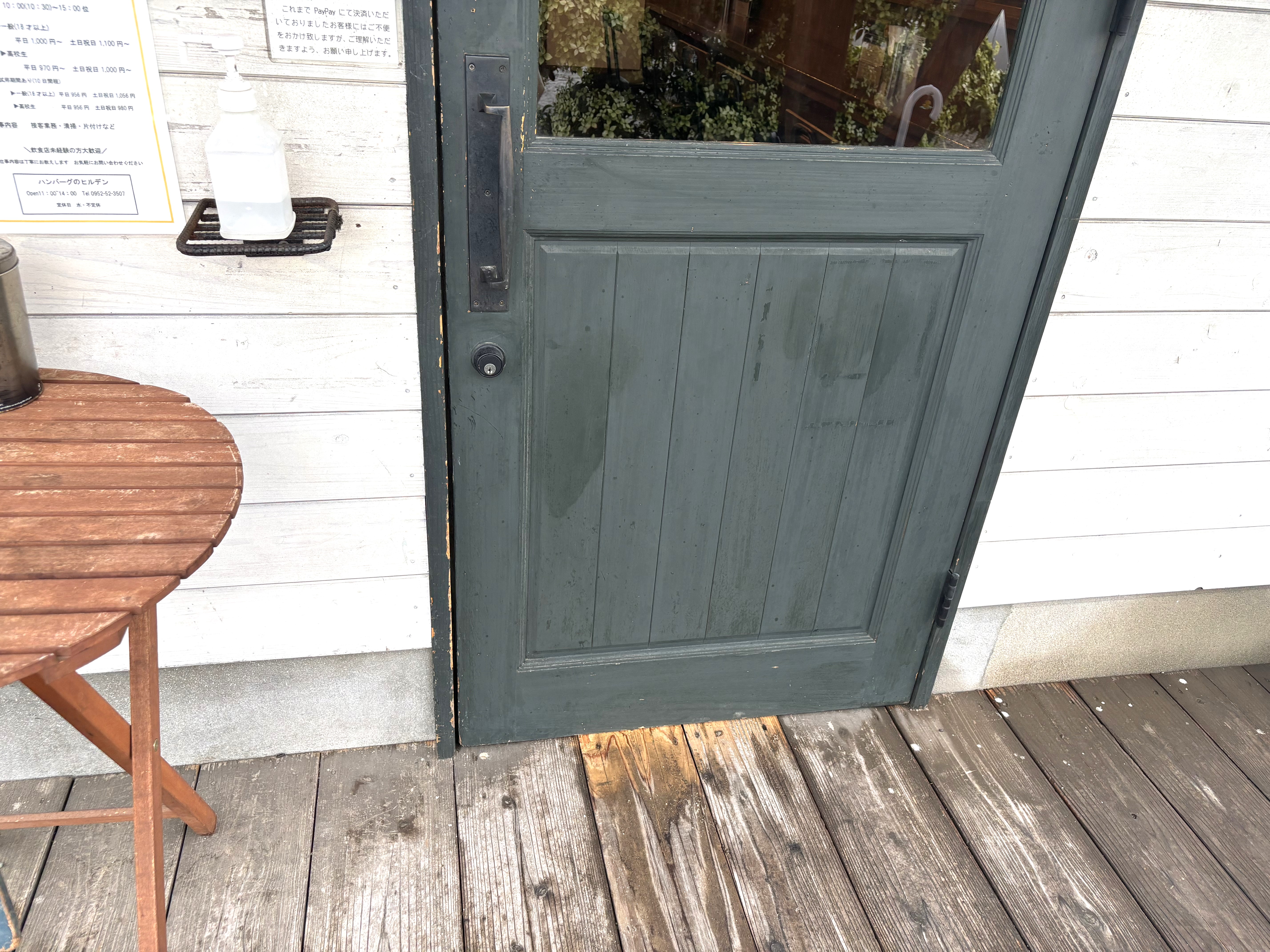 手動の開き戸です