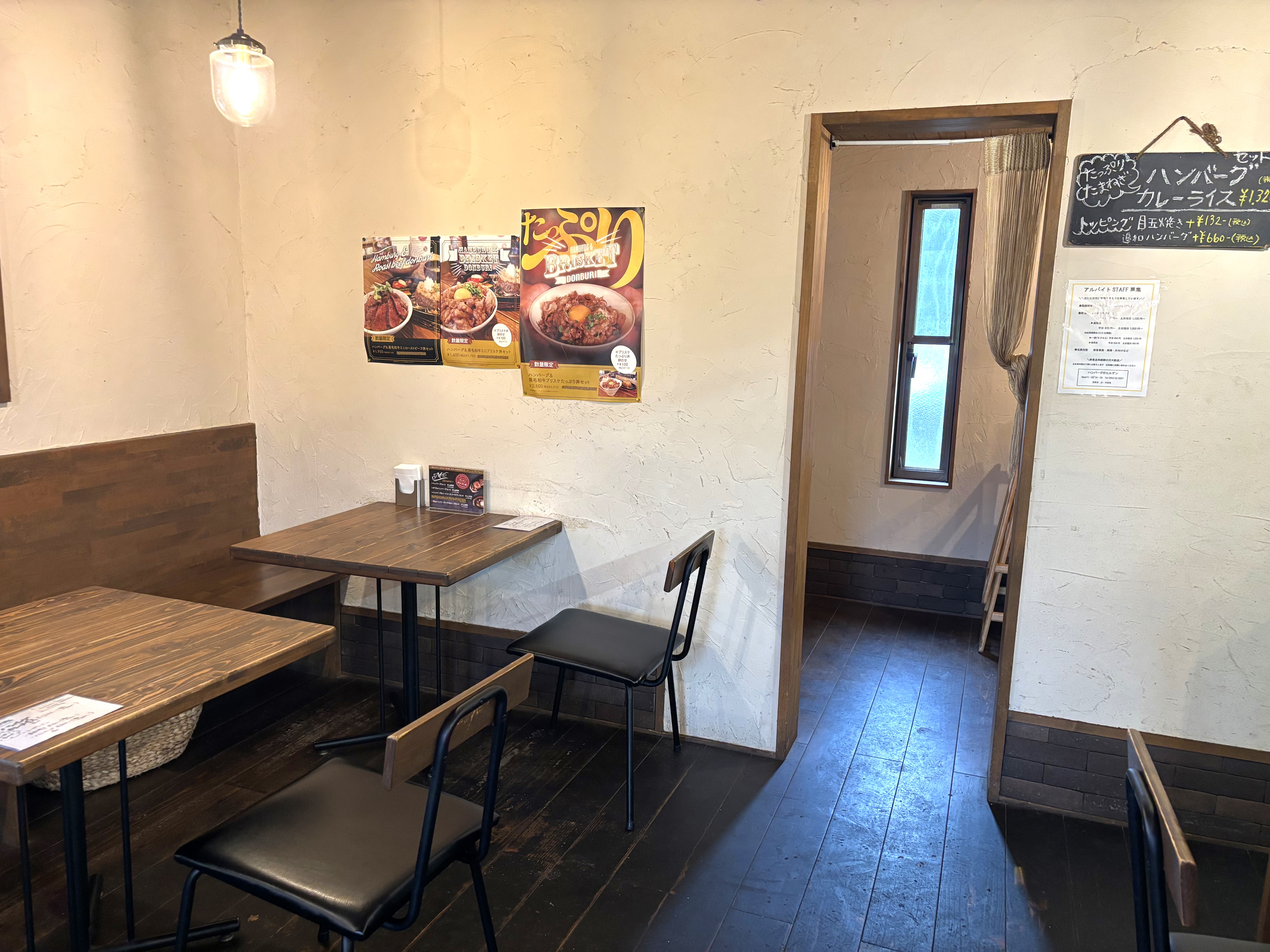 トイレは店内にあります