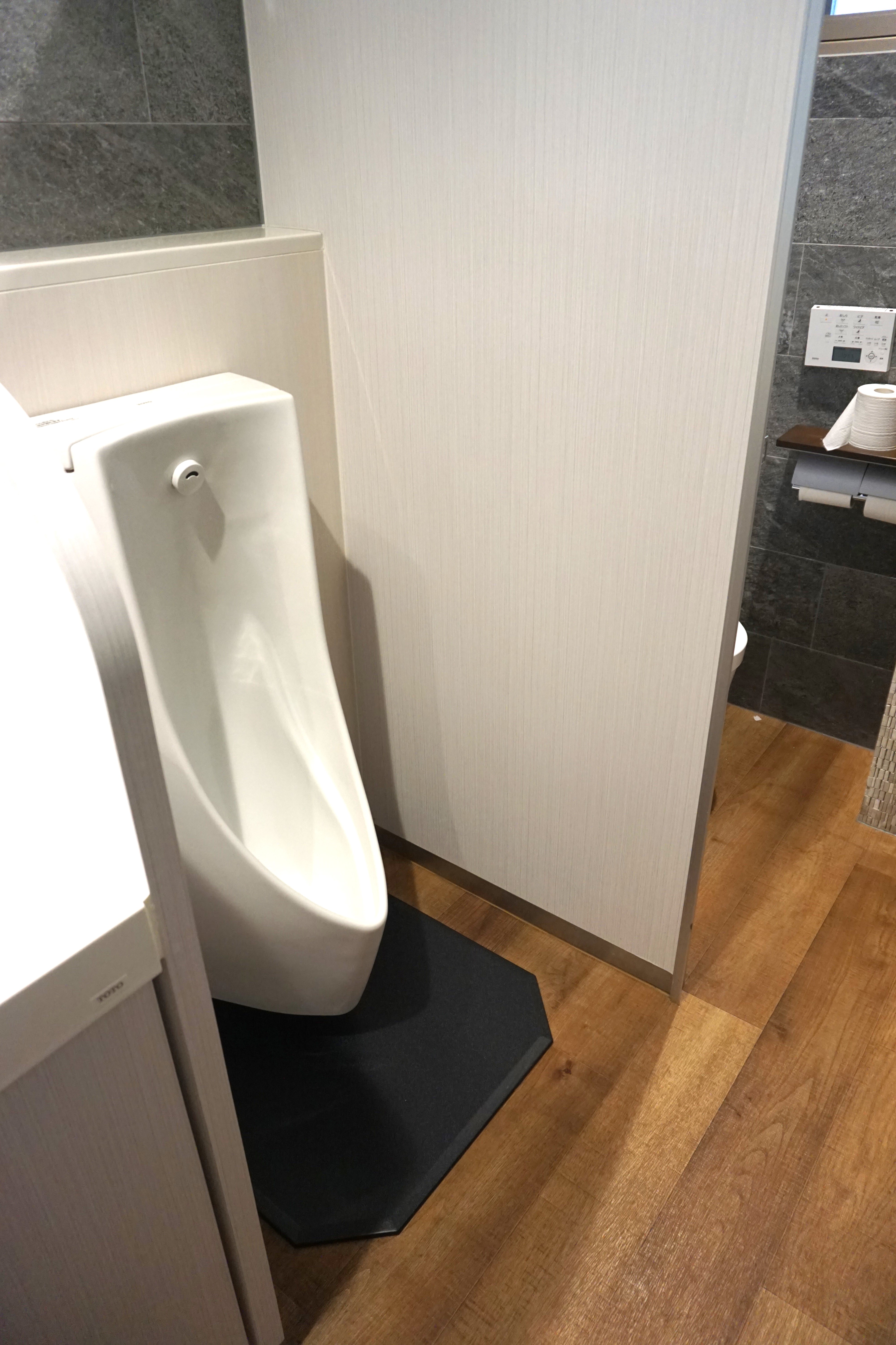 男性用トイレ内