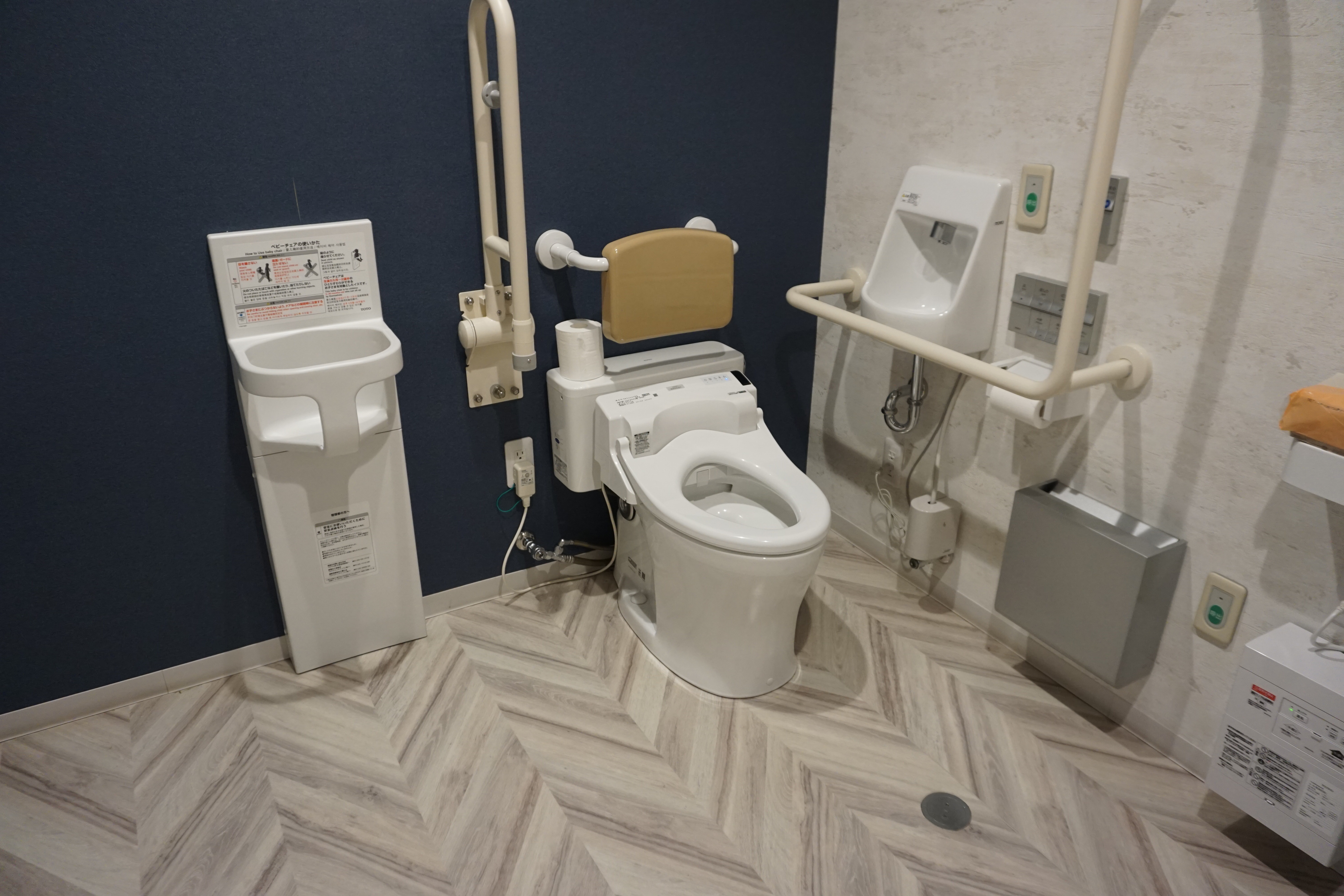 ベビーキープ、オスメイト、車いす対応トイレ